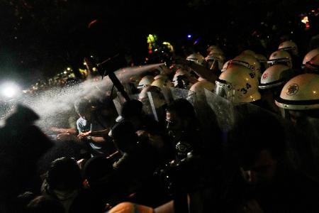 Universitätsstudenten ringen in Istanbul mit der Polizei während eines Protests, zu dem die oppositionelle Republikanische Volkspartei (CHP) aufgerufen hat.