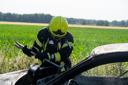 Die Motorhaube wurde mit einem Halligan-Tool aufgehebelt Die Motorhaube wurde mit einem Halligan-Tool aufgehebelt