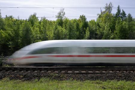 Ausbleibende Mittel des Bundes bei den Trassenpreisen könnten auch Auswirkungen auf das Angebot im Fernverkehr haben sagt der Bahnchef. (Archivbild)