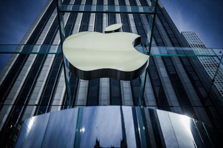Der iPhone-Hersteller Apple ist nicht mehr teuerster Börsenkonzern der Welt (Archivbild)