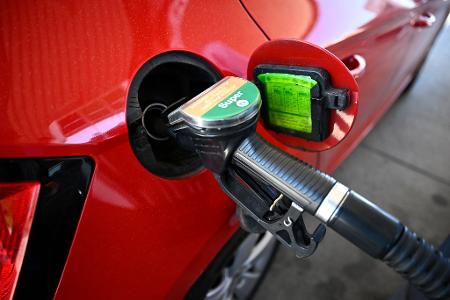 An der Autobahn tankt es sich gut 40 Cent teurer