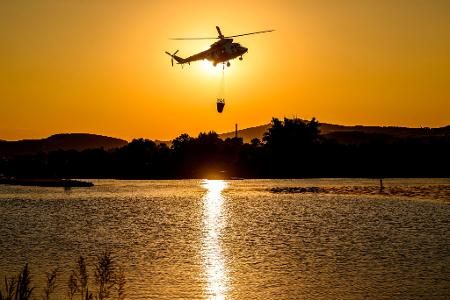 Ein PZL W-3A Sokol-Hubschrauber der Armee der Tschechischen Republik schöpft Wasser aus der Elbe, um einen Waldbrand in einem Munitionsdepot zwischen Hrdly und Traveice zu löschen.