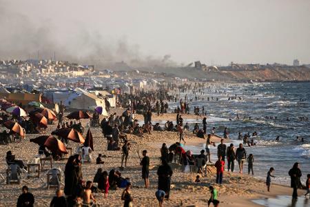 Palästinenser verbringen während einer Hitzewelle in Gaza-Stadt Zeit am Meer.