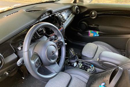 Gezielt ausgebaut: Infotainment- und Navigationssystem im Mini Cooper Gezielt ausgebaut: Infotainment- und Navigationssystem im Mini Cooper