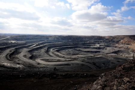 Wichtige Metalle, die etwa hier in der Bayan-Obo-Mine für seltene Erden in der Inneren Mongolei abgebaut werden, braucht auch die deutsche Industrie - etwa für Sensoren oder Elektromotoren. (Archivbild) Wichtige Metalle, die etwa hier in der Bayan-Obo-Mine für seltene Erden in der Inneren Mongolei abgebaut werden, braucht auch die deutsche Industrie - etwa für Sensoren oder Elektromotoren. (Archivbild)