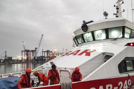 Fähre sinkt vor Bali: Dutzende Menschen im Meer vermisst