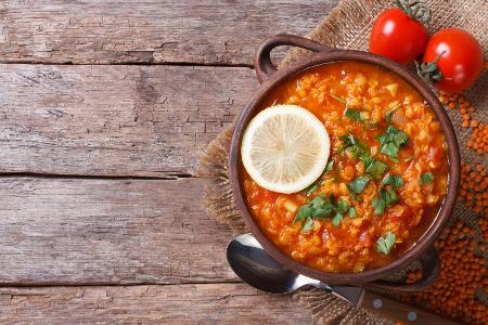 Rote Linsensuppe mit Zitrone