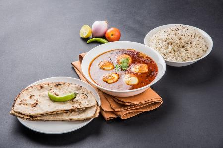 Eiercurry mit Fladenbrot