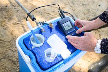 Probenentnahme zur Prüfung der Wasserqualität