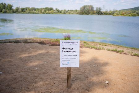 See mit Badeverbotsschild wegen Blaualgen