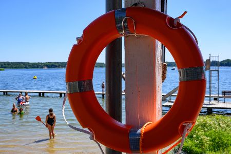 Badesee mit Rettungsring am Ufer