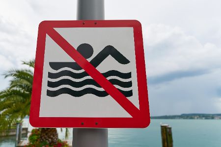 Schild mit Badeverbot