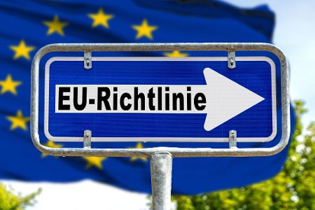 EU-Flagge und Schild mit Hinweis EU-Richtlinie