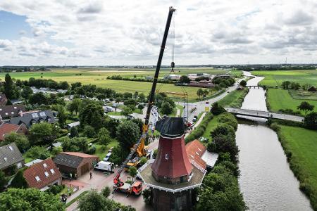 Blick auf das Greetsieler Wahrzeichen, die Rote Windmühle. (Luftaufnahme mit einer Drohne).