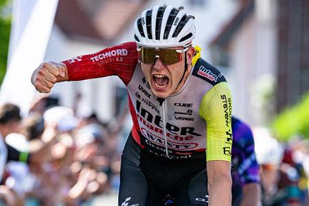 Georg Zimmermann (Intermarché-Wanty) - Der kletterstarke Allrounder reist als neuer deutscher Meister mit jeder Menge Selbstvertrauen an - und wird davon profitieren, dass sein Team keinen Klassementfahrer mitnimmt, sondern nur auf Etappensiege aus ist. 2023 war Zimmermann dicht dran, in diesem Jahr soll es klappen. Wenn er den Sprung in die richtige Gruppe schafft, ist ihm ein Tageserfolg zuzutrauen.