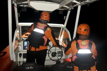 Rettungskräfte suchen nach vermissten Passagieren.