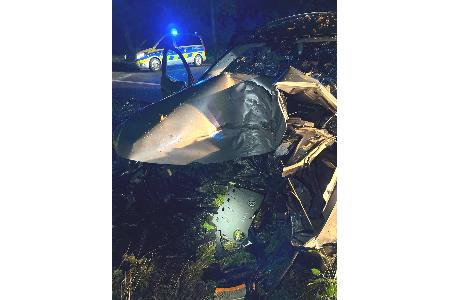Der Fahrer verlor die Kontrolle über seinen Wagen und krachte gegen einen Baum.
Foto: Polizei Minden-Lübbecke Der Fahrer verlor die Kontrolle über seinen Wagen und krachte gegen einen Baum.
Foto: Polizei Minden-Lübbecke