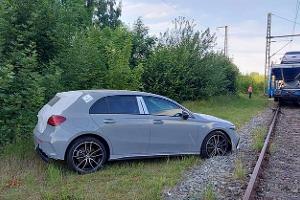 Neuwagen fällt vom Auto-Zug