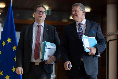 Sie verhandeln für die EU: Von der Leyens Kabinettschef Björn Seibert (l) und Handelskommissar Maros Sefcovic. (Archivbild)