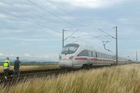 Mann geht in ICE auf Fahrgäste los - mehrere Verletzte