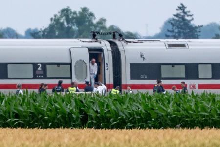Mann attackiert Fahrgäste in ICE - mehrere Verletzte