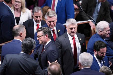 Der republikanische Sprecher des Repräsentantenhauses, Mike Johnson, hat es geschafft genug Parteikollegen hinter dem Gesetz zu versammeln. 