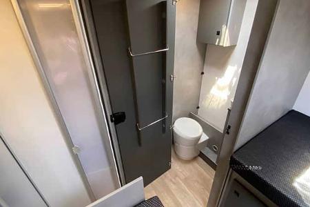 Crosscamp EXPDN 7.4 E (2026), Badezimmer