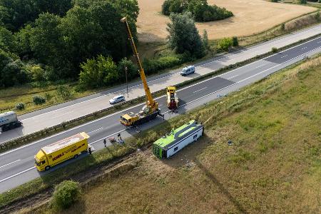 Ein Flixbus ist von der Fahrbahn abgekommen und auf die Seite gekippt. Ein Flixbus ist von der Fahrbahn abgekommen und auf die Seite gekippt.