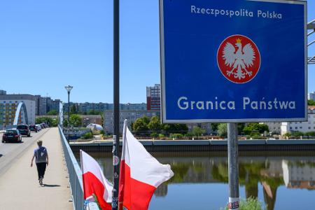 Der deutsch-polnische Grenzübergang Stadtbrücke zwischen Frankfurt (Oder) und Slubice. Polens Regierung rechnet mit Behinderungen des Grenzverkehrs durch die am Montag beginnenden Kontrollen an der Grenze. (Archivbild) Der deutsch-polnische Grenzübergang Stadtbrücke zwischen Frankfurt (Oder) und Slubice. Polens Regierung rechnet mit Behinderungen des Grenzverkehrs durch die am Montag beginnenden Kontrollen an der Grenze. (Archivbild)