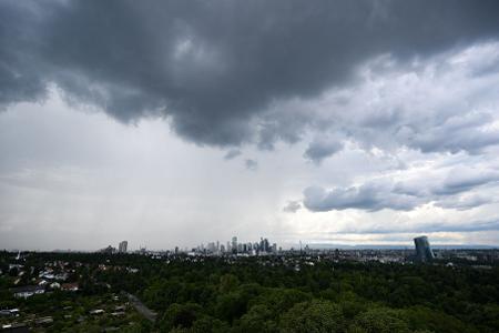 Regen zieht ab Sonntag in Deutschland auf. (Archivbild) Regen zieht ab Sonntag in Deutschland auf. (Archivbild)