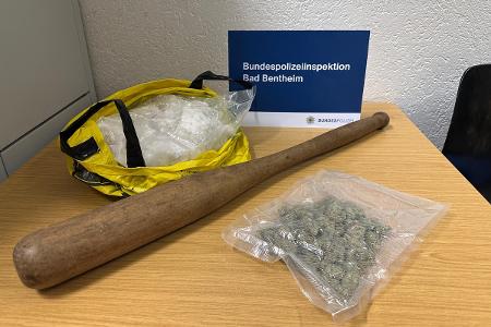 Neben rund zwei Kilo Amphetamin wurden auch noch 60 Gramm Marihuana sowie ein Baseballschläger sichergestellt / Foto: Bundespolizei Neben rund zwei Kilo Amphetamin wurden auch noch 60 Gramm Marihuana sowie ein Baseballschläger sichergestellt / Foto: Bundespolizei