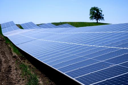 Solarparks wie dieser in der Nähe der Autobahn 95 in Bayern machen knapp ein Drittel der in Deutschland installierten Leistung aus. (Archivbild) Solarparks wie dieser in der Nähe der Autobahn 95 in Bayern machen knapp ein Drittel der in Deutschland installierten Leistung aus. (Archivbild)