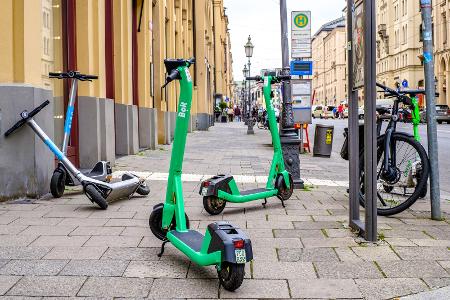 E-Scooter parken auf dem Gehweg E-Scooter parken auf dem Gehweg