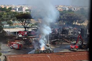 Neben der Tankstelle befindet sich ein Sportzentrum mit einem Tennisplatz, das durch die Explosion schwer beschädigt wurde.