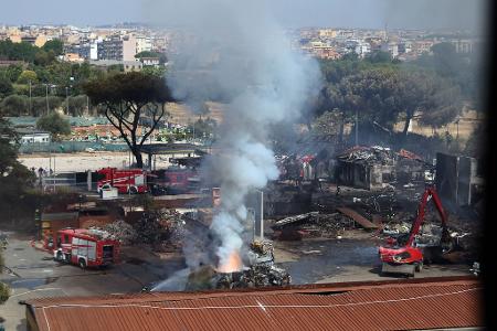 Neben der Tankstelle befindet sich ein Sportzentrum mit einem Tennisplatz, das durch die Explosion schwer beschädigt wurde. Neben der Tankstelle befindet sich ein Sportzentrum mit einem Tennisplatz, das durch die Explosion schwer beschädigt wurde.