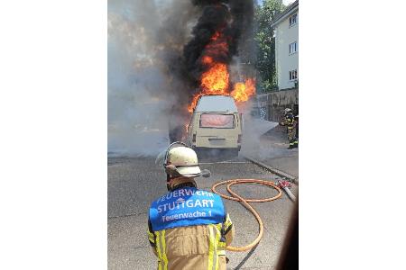 Wohnmobil in Vollbrand | Feuerwehr Stuttgart Wohnmobil in Vollbrand | Feuerwehr Stuttgart