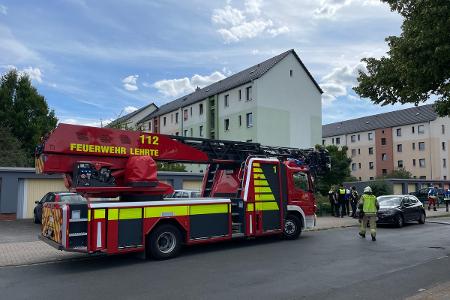 Drehleiter vor dem Brandobjekt Drehleiter vor dem Brandobjekt