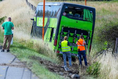 Unverletzte Passagiere sollte ein Ersatzbus nach Berlin bringen.