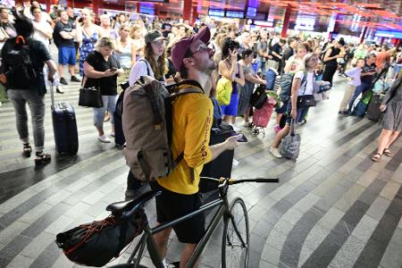 Ein Stromausfall hat am Freitag große Teile Tschechiens und der Millionenmetropole Prag lahmgelegt. Ein Stromausfall hat am Freitag große Teile Tschechiens und der Millionenmetropole Prag lahmgelegt.