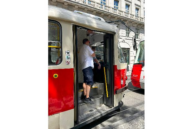 Straßenbahnfahrer unterhalten sich in einer stehenden Straßenbahn miteinander.