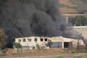 Giftwolke nach Explosionen in spanischem Batteriewerk