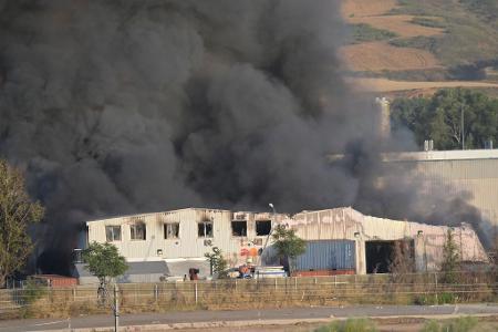 Rund 60.000 Bewohner umliegender Gemeinden wurden aufgerufen, ihre Häuser nicht zu verlassen, Türen und Fenster geschlossen zu halten und Klimaanlagen auszustellen. Rund 60.000 Bewohner umliegender Gemeinden wurden aufgerufen, ihre Häuser nicht zu verlassen, Türen und Fenster geschlossen zu halten und Klimaanlagen auszustellen.