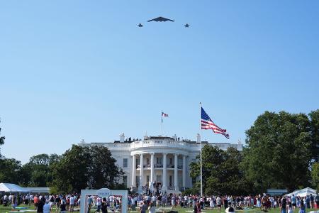 Mit einer Flugshow ehrt Trump die Piloten für ihren Angriff auf iranische Atomanlagen.