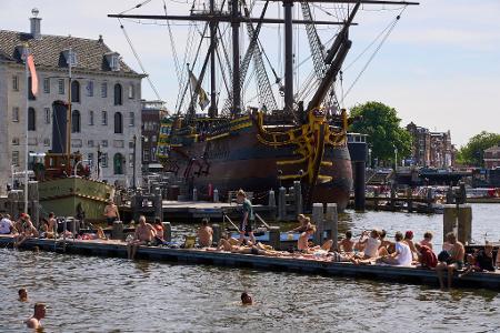 In Amsterdam ist das Schwimmen in den Gewässern mitten in der Stadt möglich. (Archivbild)