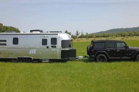 f_Airstream_684_Midnight_Flamingo_Außenansicht_1 f_Airstream_684_Midnight_Flamingo_Außenansicht_1