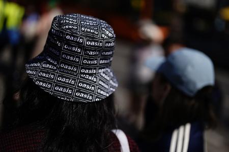 Die walisische Stadt feiert den Start der Oasis-Tournee ausgelassen.