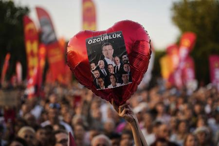 Immer wieder gibt es in der Türkei Demonstrationen für die Freilassung inhaftierter CHP-Politiker wie Ekrem Imamoglu. (Archivbild) Immer wieder gibt es in der Türkei Demonstrationen für die Freilassung inhaftierter CHP-Politiker wie Ekrem Imamoglu. (Archivbild)