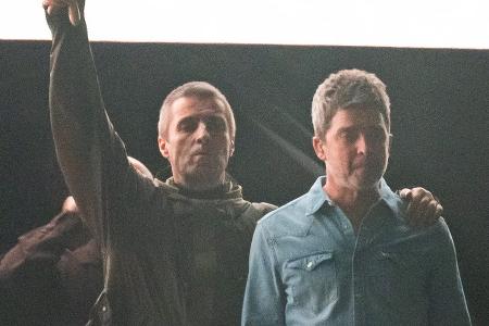 Oasis-Auftaktkonzert: Gallagher-Brüder zeigen sich harmonisch vereint Oasis-Auftaktkonzert: Gallagher-Brüder zeigen sich harmonisch vereint