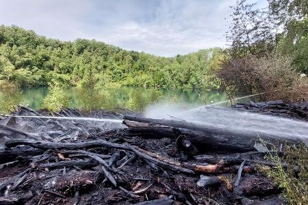 Brand im ehemaligen Basaltsteinbruch Eudenberg Brand im ehemaligen Basaltsteinbruch Eudenberg