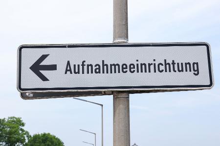 Für den Rückgang der Asylbewerberzahlen gibt es eine Reihe von Gründen. Für den Rückgang der Asylbewerberzahlen gibt es eine Reihe von Gründen.